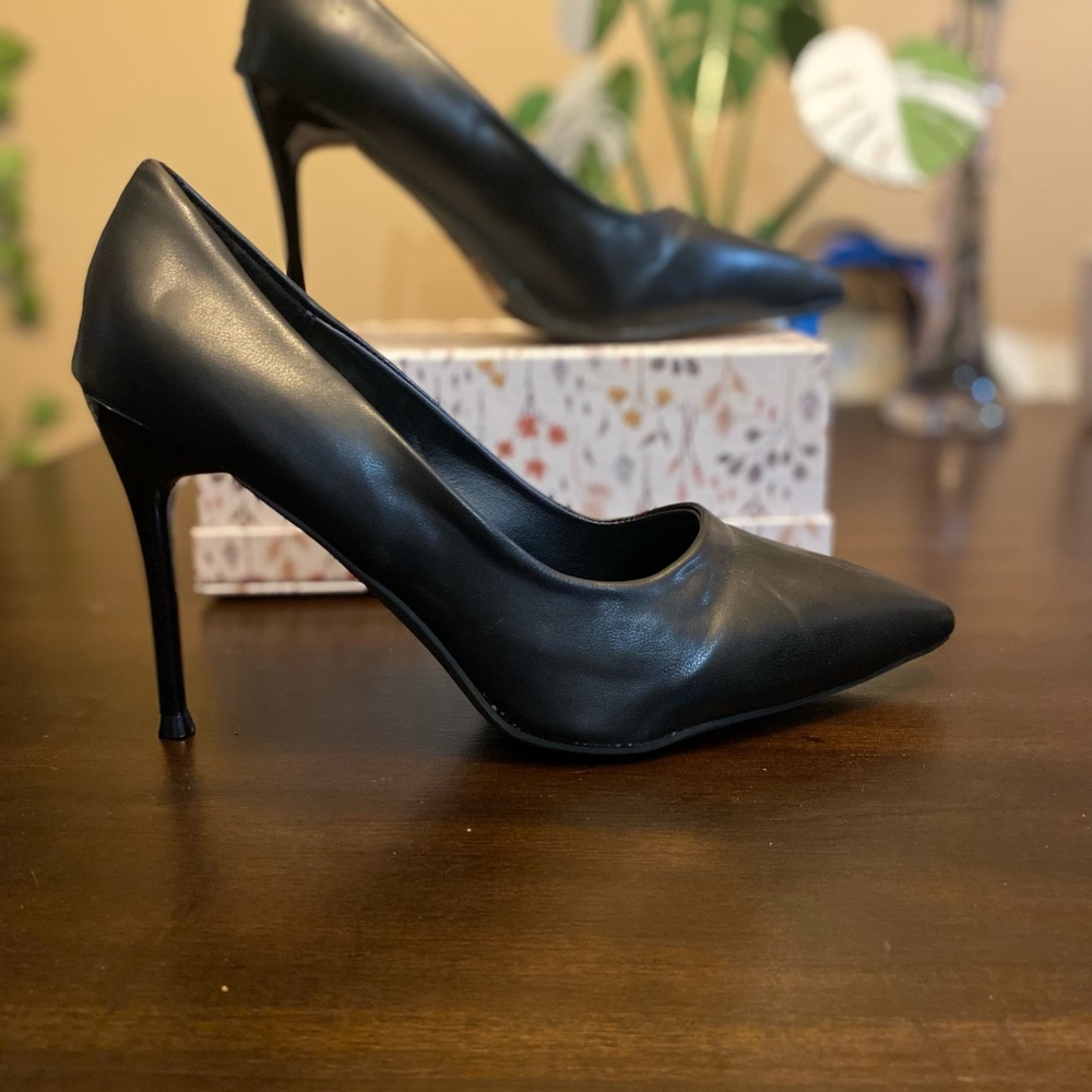 Classic Black Pointed-Toe Stiletto Heels - Women